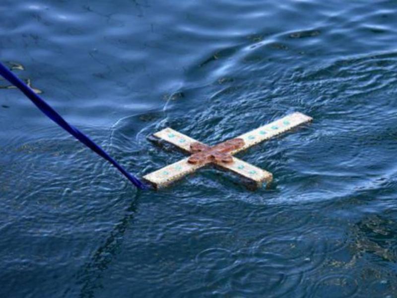 Θεοφάνια - Εύβοια: Έπεσε για να πιάσει τον σταυρό και τραυματίστηκε σοβαρά