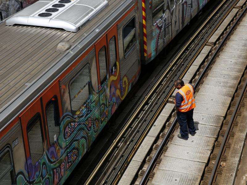 Συναγερμός στην Πυροσβεστική: Άνδρας έπεσε στις γραμμές του ΗΣΑΠ στο Θησείο