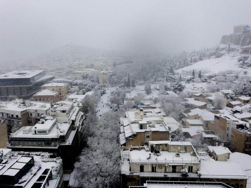 Κακοκαιρία: Χιόνια στην Αττική - Κλειστά και αύριο τα σχολεία