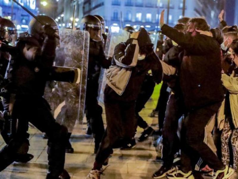 Ισπανία: Νέες συλλήψεις στις διαδηλώσεις για τη φυλάκιση του ράπερ