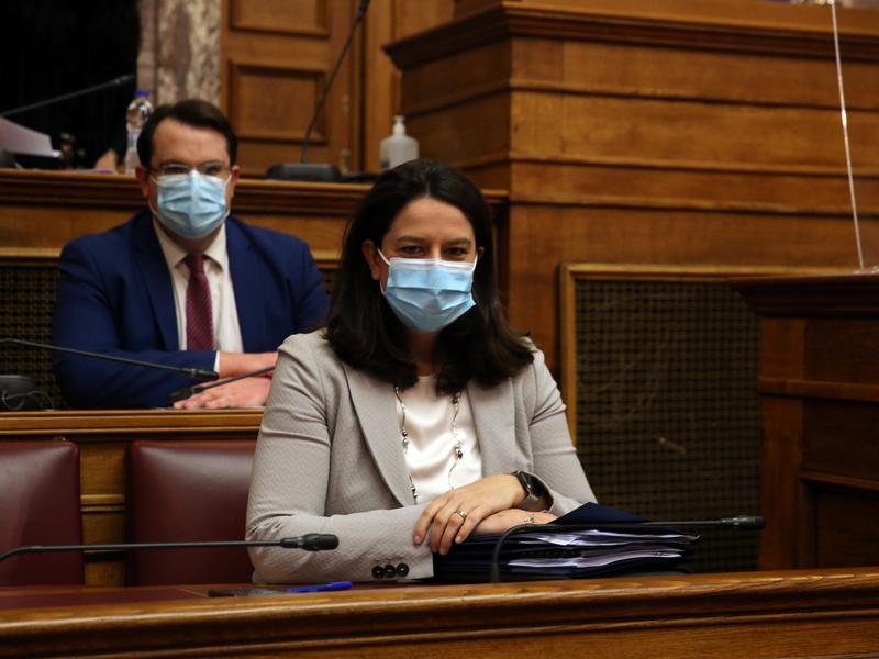 Στη Βουλή οι αναθέσεις Κεραμέως ύψους 700.000 ευρώ σε ιδιωτικές εταιρίες