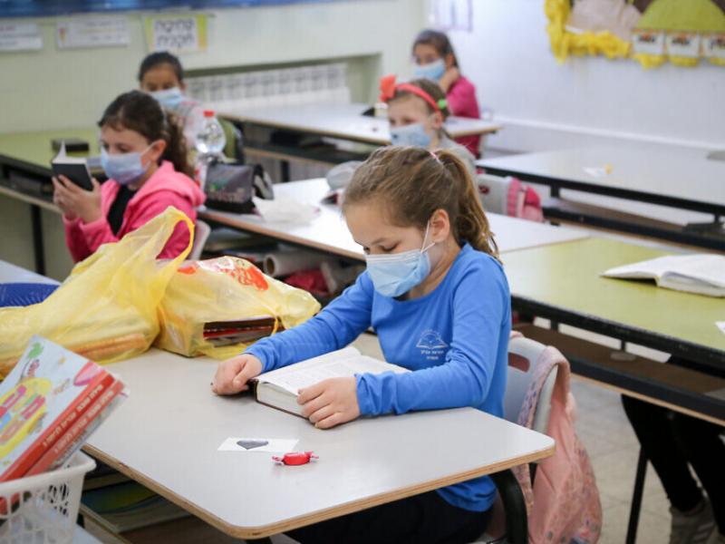 Κορονοϊός-ΕΚΠΑ: Η χρήση μάσκας στα σχολεία μείωσε τα κρούσματα της μετάλλαξης Δέλτα