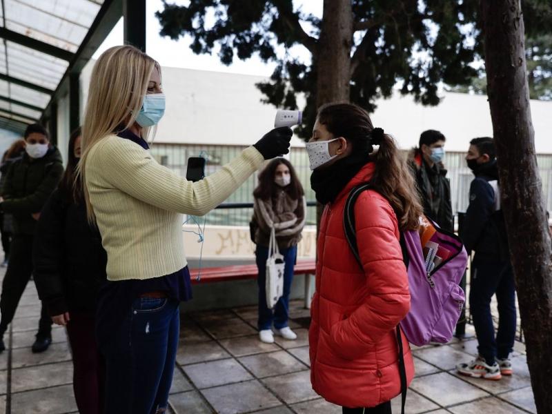 άνοιγμα σχολείων μαθητρια θερμομέτρηση