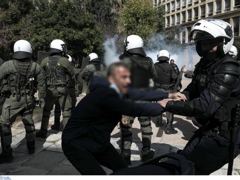 Κουφοντίνας: Προσαγωγή εκπαιδευτικού στη συγκέντρωση αλληλεγγύης