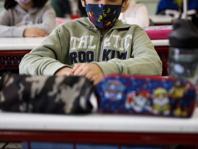 Κορονοϊός: Μάσκες προστασίας ράβουν μαθητές σε Γυμνάσιο της Μυτιλήνης