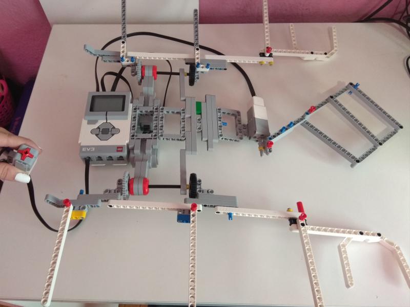 Μαθήτριες από τη Νάουσα έφτιαξαν ρομπότ που διπλώνει τα ρούχα