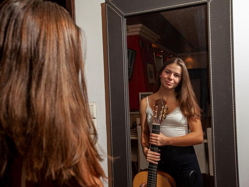 Μαθήτρια από τις Πρέσπες «μαγεύει» με ήχους κιθάρας και κερδίζει διακρίσεις