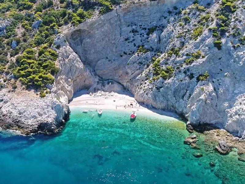 Βίντεο: Η μυστηριώδης» παραλία κοντά στην Αθήνα που «απέδρασε» από το Ιόνιο
