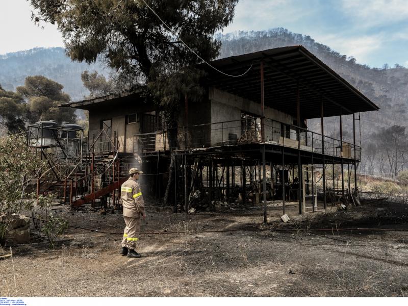 Έως την Ικαρία έφτασε ο καπνός από τη φωτιά στον Σχίνο (εικόνα)