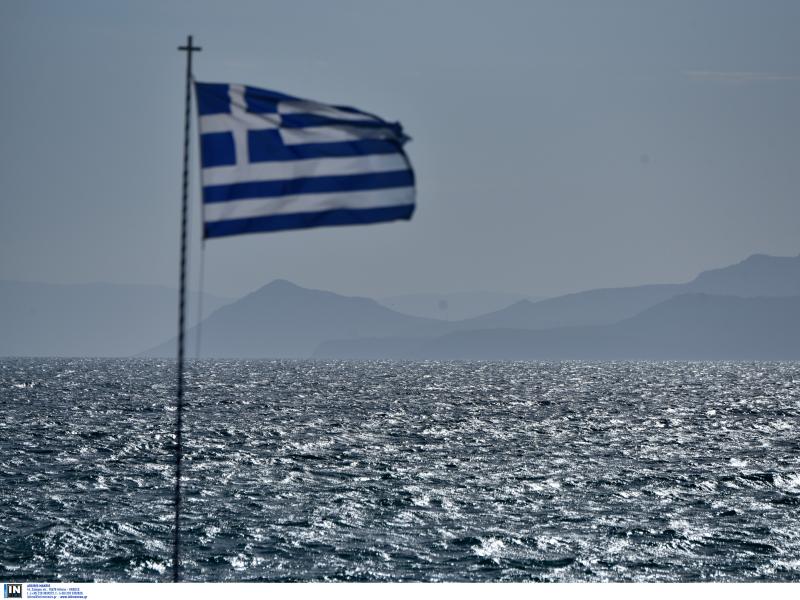 Χαλκίδα: Δικηγόρος κατέβασε την ελληνική σημαία από τα δικαστήρια και κρέμασε κάλτσες!