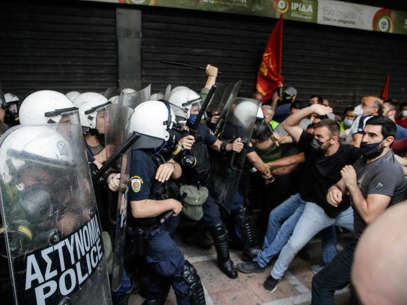 Χημικά και ξύλο σε οικοδόμους σε διαμαρτυρία στο υπ. Εργασίας (Βίντεο)