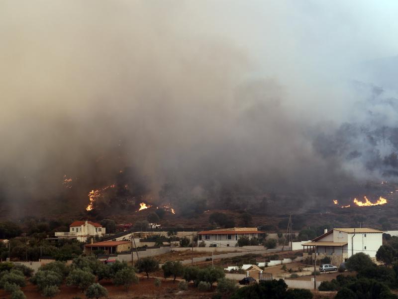 Φωτιά στην Κερατέα: Εκκενώνεται οικισμός