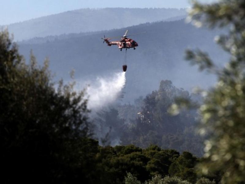 Φωτιά στη Σαλαμίνα – Μεγάλη συνδρομή από εναέρια μέσα