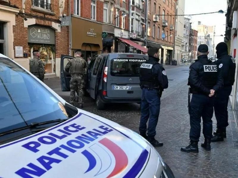 Συναγερμός στη Γαλλία: Επίθεση με μαχαίρι σε αστυνομικό