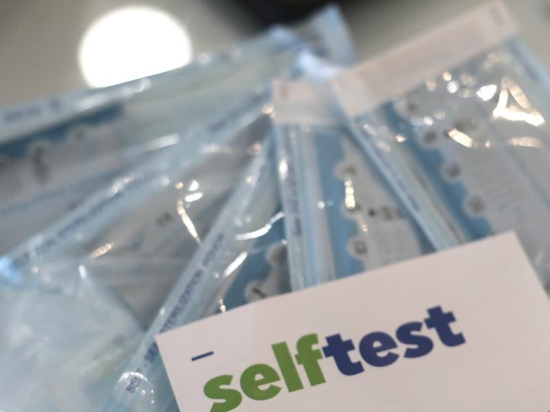 Self test: Από αύριο η προμήθεια -για δύο εβδομάδες- για τα σχολεία