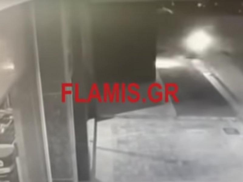 Σοκαριστικό τροχαίο στην Πάτρα: 33χρονος «καρφώνεται» με τη μηχανή σε κατάστημα (βίντεο)