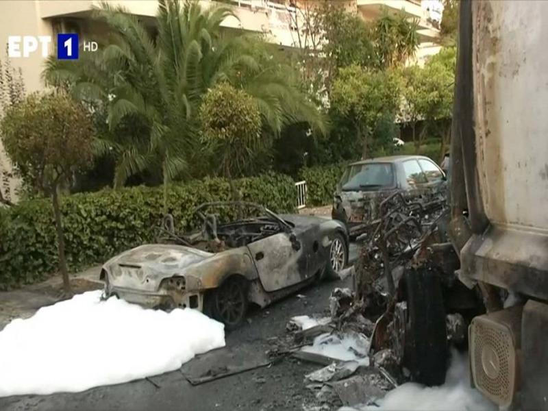 Τροχαίο στο Καβούρι: Εκρήξεις και φωτιά σε σταθμευμένα αυτοκίνητα (Βίντεο)