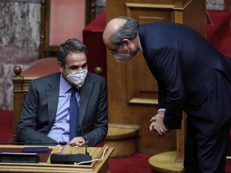 Νέο πλήγμα για τους εργαζόμενους: Απαλλαγή των εργοδοτών από τη δήλωση υπερεργασίας
