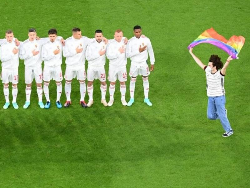 Euro 2020: Θεατής έτρεξε στο γήπεδο με τη σημαία ουράνιου τόξου στον ύμνο των Ούγγρων