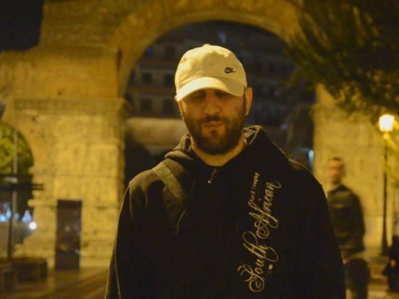 Μουσικός με ολική τύφλωση διδάσκει σε σχολεία και ετοιμάζει τον πρώτο του δίσκο