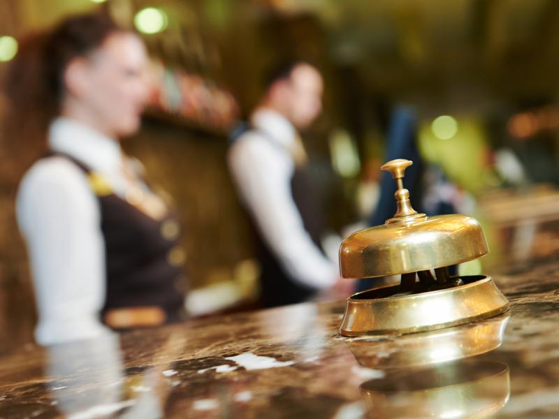 Ντοκουμέντα-«φωτιά»: Ρήτρες «ντροπής» για να μην φύγουν οι ξενοδοχοϋπάλληλοι από τη δουλειά