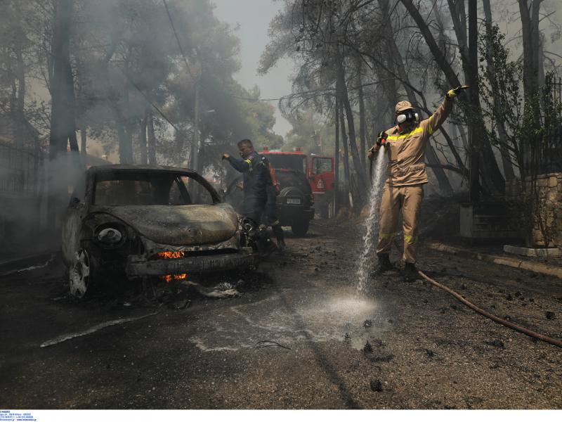 Εκτός ελέγχου η πυρκαγιά στη Σταμάτα - Καίγονται σπίτια στη Ροδόπολη