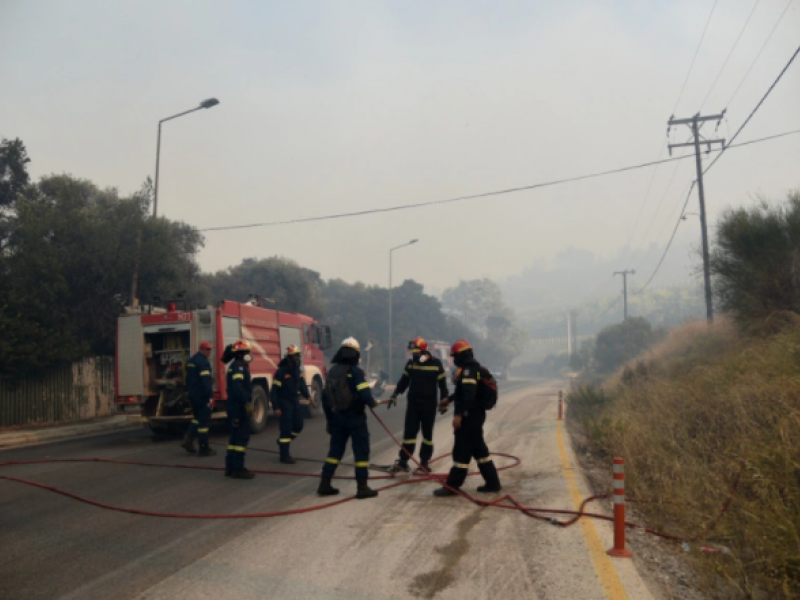 Ανεξέλεγκτη η φωτιά στην Αχαϊα - Καταγγελίες για αργή αντίδραση της πυροσβεστικής