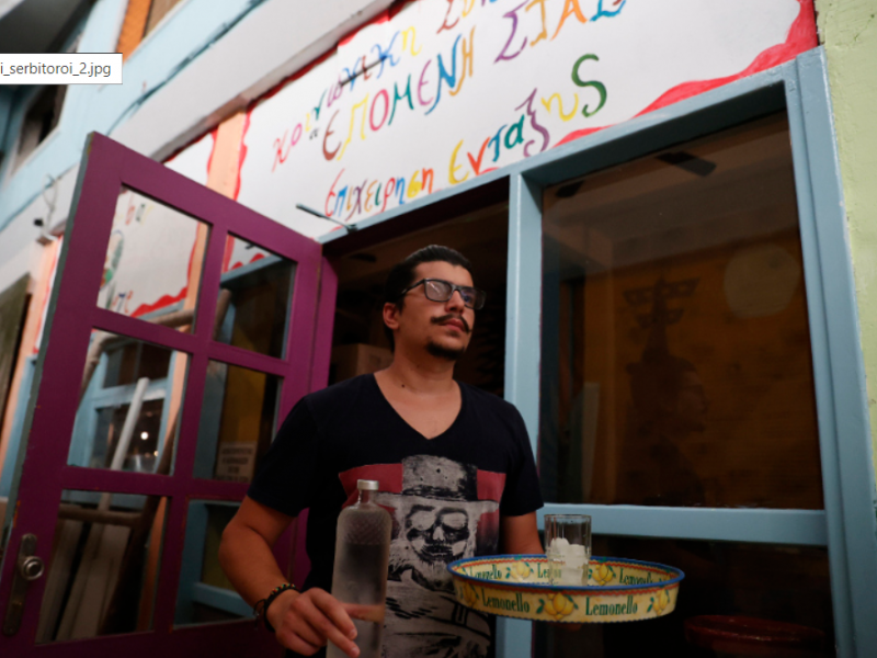Θεσσαλονίκη: Κωφοί σερβιτόροι σε καφέ που προωθεί τη νοηματική γλώσσα 