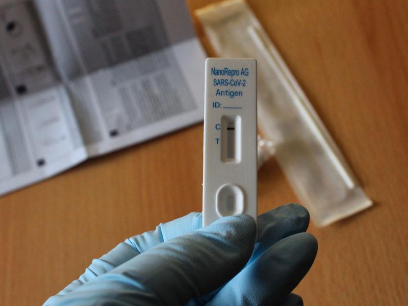Kορονοϊός: Δωρεάν 2 self test σε ανεμβολίαστους που επιστρέφουν από διακοπές