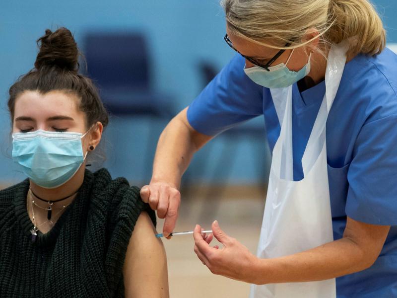 Εμβόλιο κορονοϊού: Εν αναμονή των ανακοινώσεων για τον εμβολιασμό εφήβων