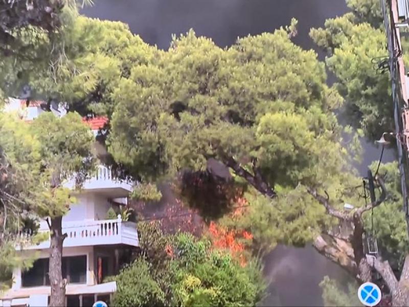 Βαρυμπόμπη: Καίγονται σπίτια στη Βαρυμπόμπη-Απομακρύνονται κάτοικοι
