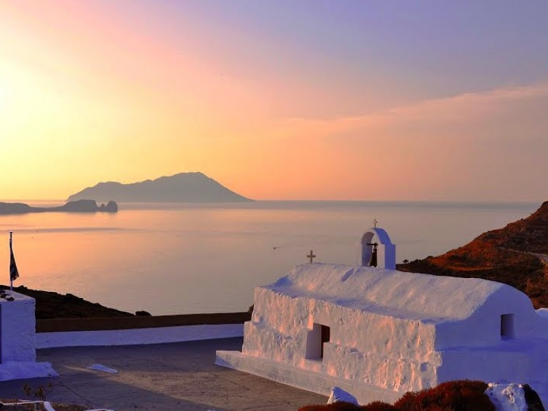 Όταν ένα εκκλησάκι αγναντεύει το πέλαγος…