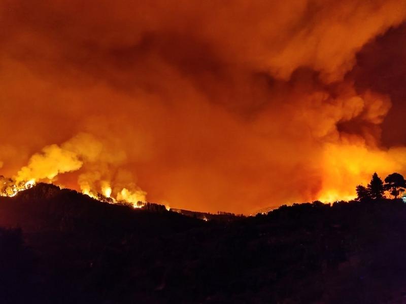 Εύβοια: Τρία μέτωπα φωτιάς απειλούν να φτάσουν στο Αιγαίο