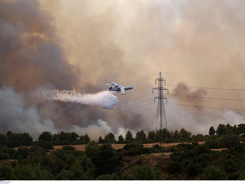 Kαίγονται σπίτια σε Βαρυμπόμπη - Εκκενώνονται Αδάμες και Θρακομακεδόνες