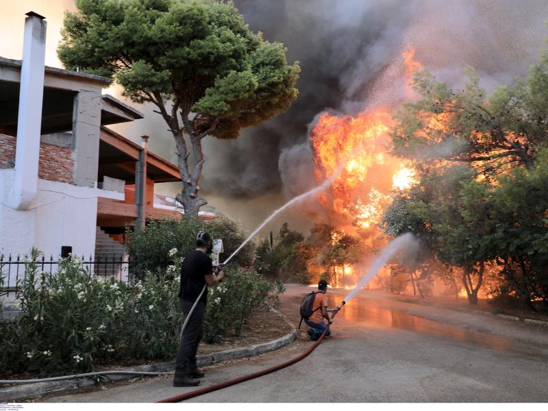 Πυρκαγιά: Πάνω από 70 άτομα απεγκλωβίστηκαν - Εκκρεμούν τρεις αναφορές