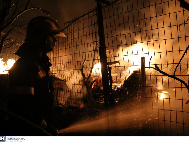 Εφιαλτική νύχτα στην Αττική - Ενεργά μέτωπα σε Βαρυμπόμπη, Θρακομακεδόνες και Τατόι