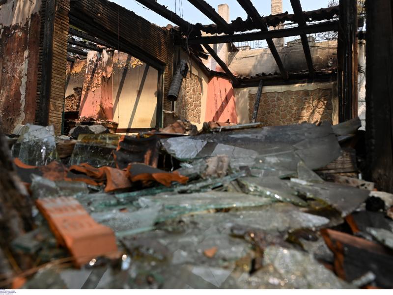 Πυρκαγιές: Οι φλόγες μπήκαν στη Δροσοπηγή - Τρεις τραυματίες μεταφέρονται στο ΚΑΤ 