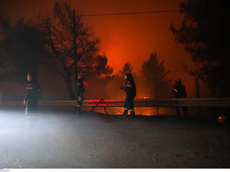 Φωτιές στην Αττική: Στην εντατική διασωληνωμένοι δύο εθελοντές πυροσβέστες