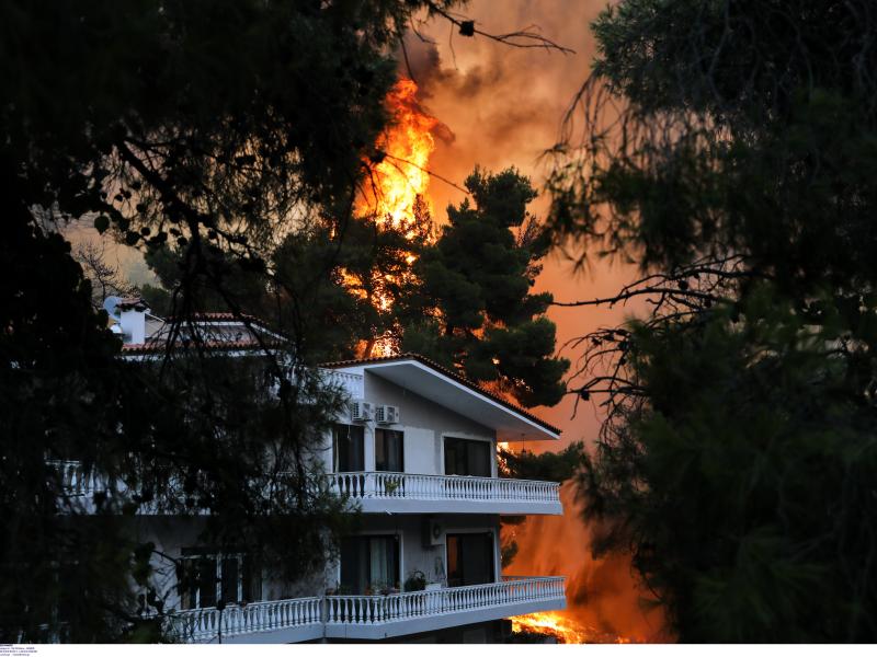 Φωτιά στην Αττική: Δύσκολη νύχτα - Μάχη δίχως τέλος 