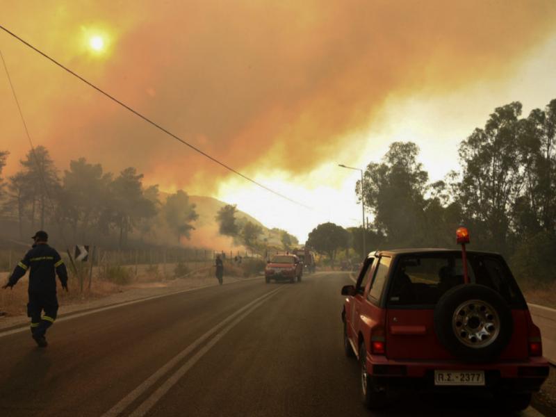 Αιγιάλεια: Ολονύχτια μάχη με τις φλόγες - 16 τραυματίες 