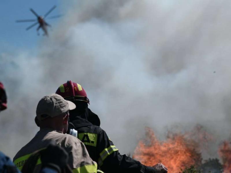 Ρόδος: Μάχη με τις αναζωπυρώσεις δίνουν πυροσβέστες στο νησί