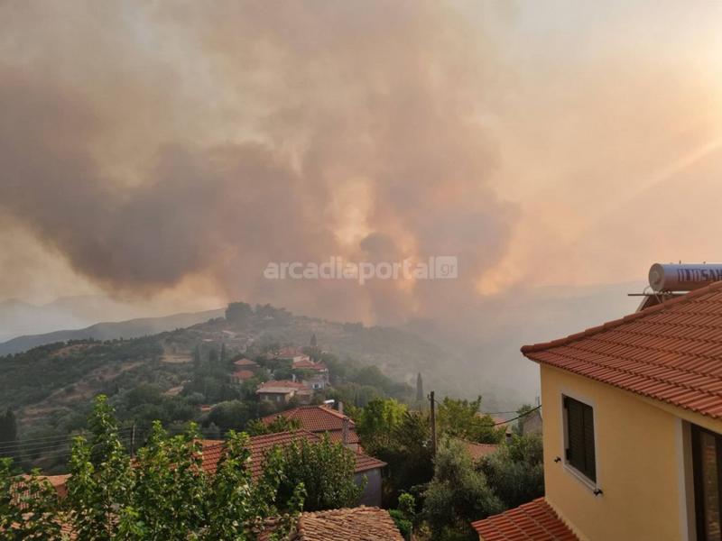 Μάχη με τις φλόγες στην Αρκαδία: Μεγάλη φωτιά στο χωριό Ίσαρη