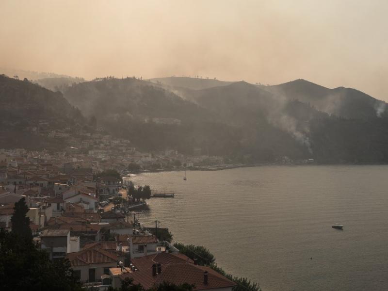Φωτιά στην Εύβοια: Kαίγεται το χωριό Βουτάς - Εκκενώνονται οικισμοί