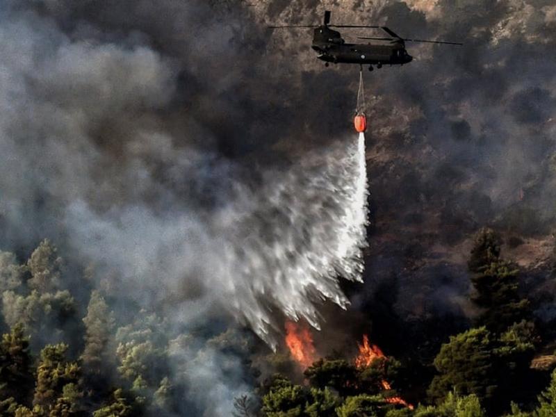 Σε εξέλιξη η φωτιά στα Βίλια: Πάνω από 20 χιλιόμετρα το πύρινο μέτωπο