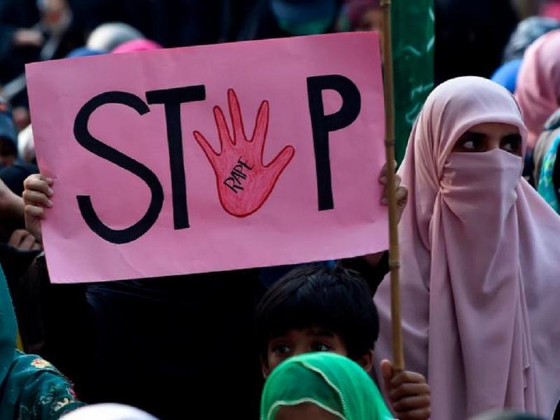 Πακιστάν: Όχλος 400 ανδρών επιτέθηκε σεξουαλικά σε κοπέλα που τραβούσε Tik Tok (Video)