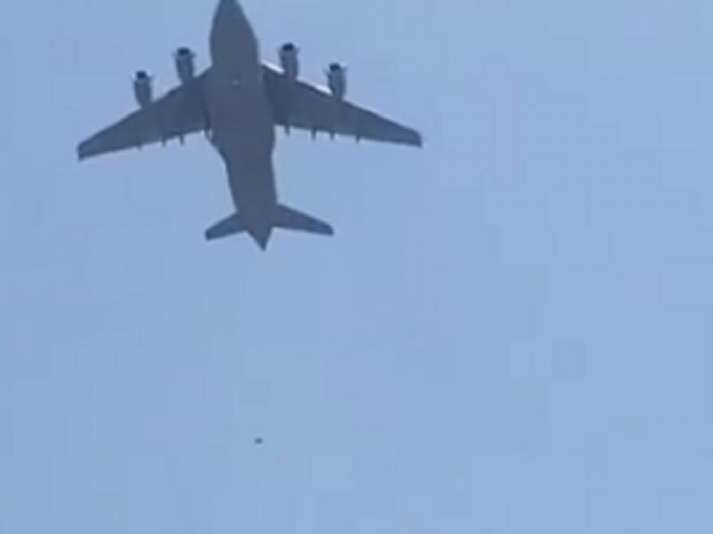 Τρομακτικό βίντεο από το Αφγανιστάν: Άνθρωποι πέφτουν στο κενό από αεροπλάνο