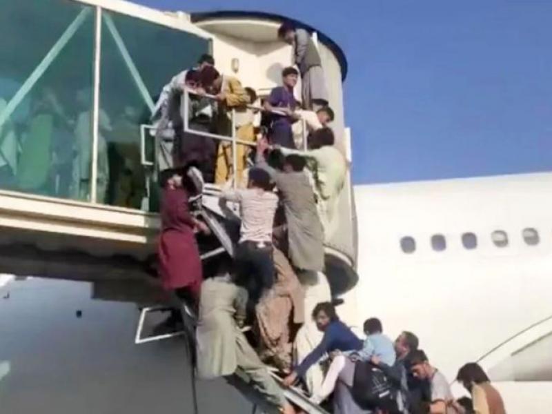Αφγανιστάν: Ανθρώπινα μέλη σε τροχούς αεροσκάφους στην Καμπούλ
