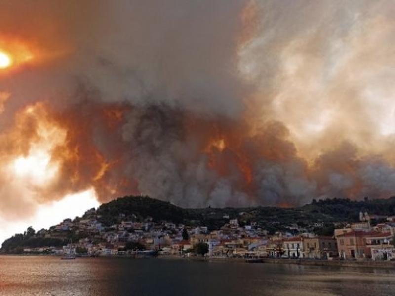 Εκτός ελέγχου η πυρκαγιά στην Εύβοια: Εκκενώνονται κι άλλοι οικισμοί-«Θα είναι η πυρκαγιά του αιώνα» 