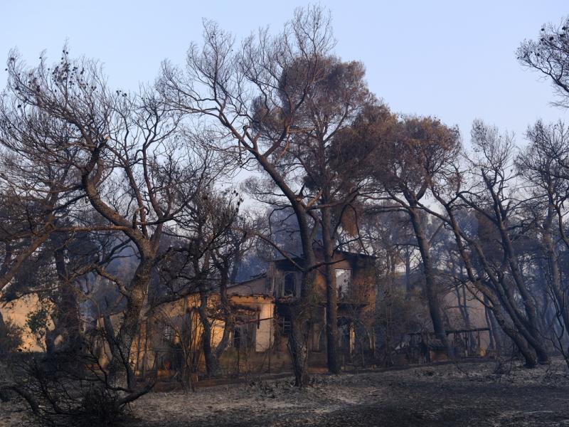 Πυρκαγιά: Προβλήματα ηλεκτροδότησης σε Βαρυμπόμπη και Εύβοια