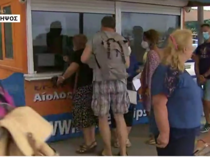 Πλήρωναν εισιτήριο για να εγκαταλείψουν τη φλεγόμενη Εύβοια